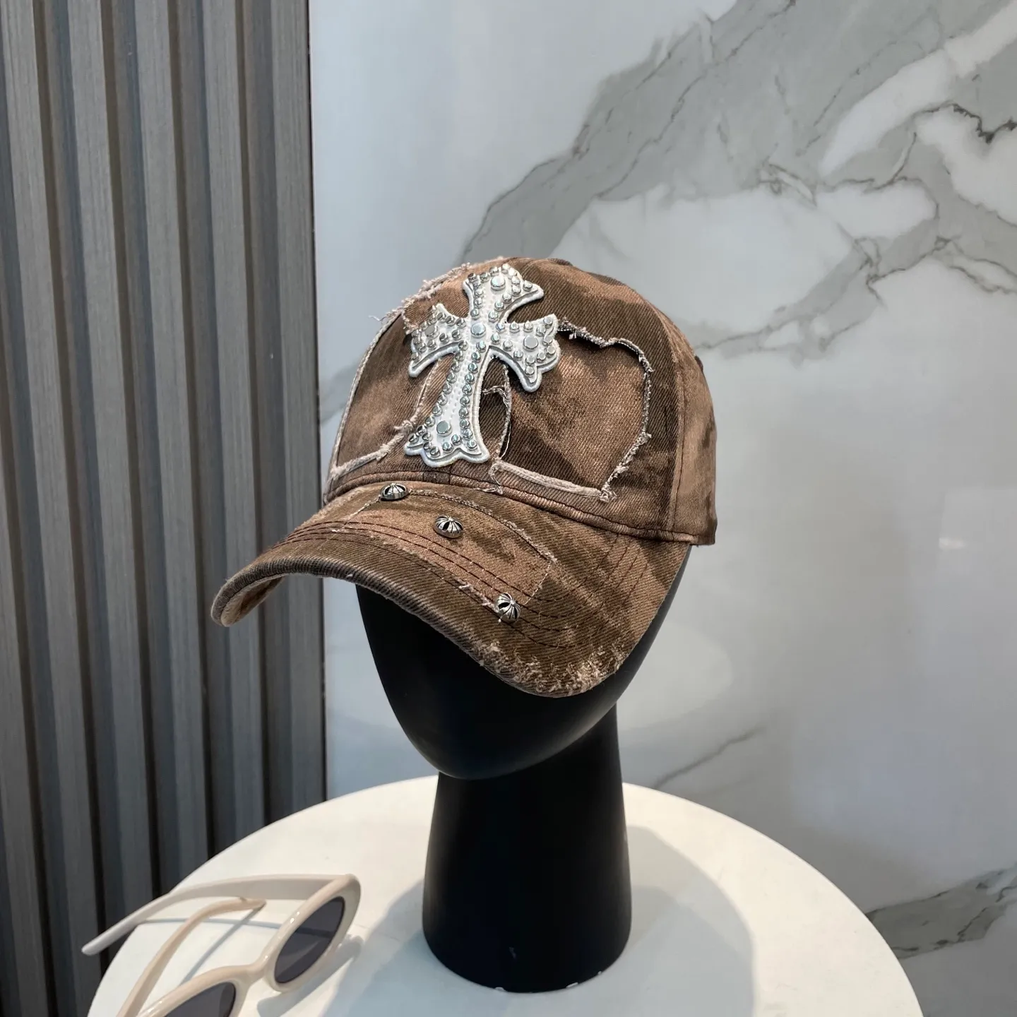 P86 Crow Heart 🆕🆕25 new baseball cap, personalized fashion classic cross logo, casual with a cool feeling, unisex style, same style for men and women! Very easy to match! Head circumference: 56-58cm is available